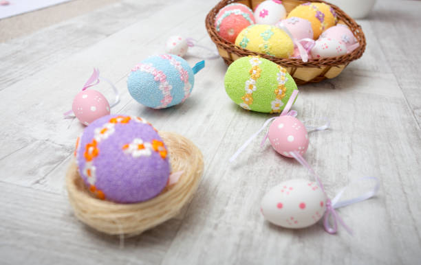 istock Easter background with Coloroful Easter eggs on wood background 909300592