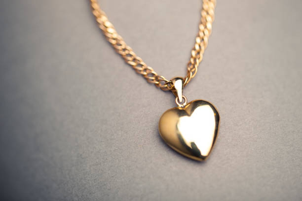 istock gold heart pendant 909306426