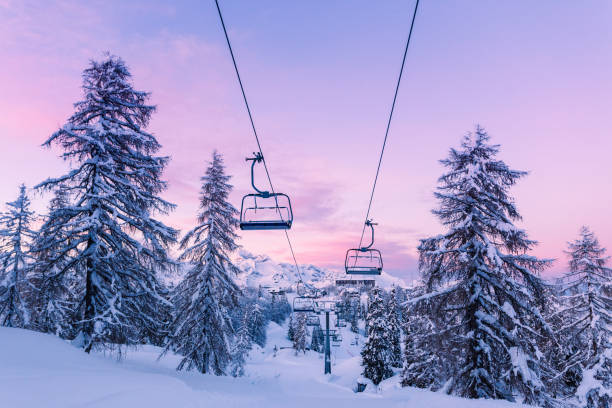 panorama de montanhas de inverno com pistas de esqui e teleféricos - snow skiing - fotografias e filmes do acervo
