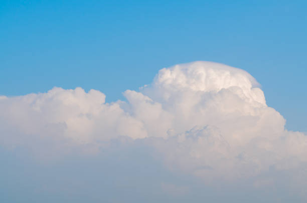chmura pileus na błękitnym niebie - storm cloud stratosphere overcast four seasons zdjęcia i obrazy z banku zdjęć