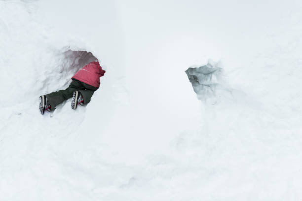 어린 소녀 그녀의 눈 터널에서 재생 - playground snow winter little girls 뉴스 사진 이미지
