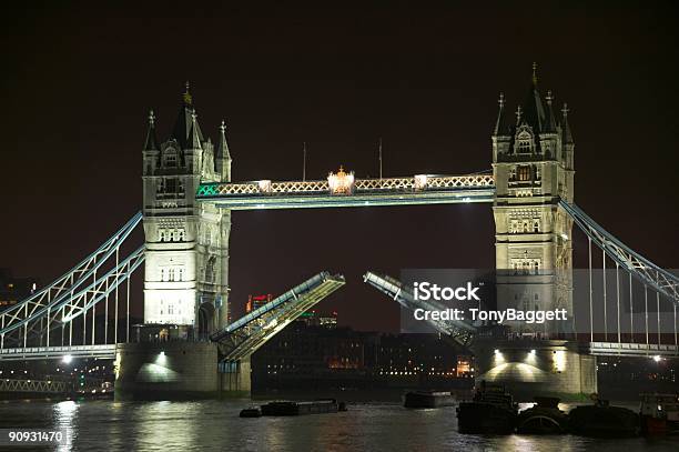 Тауэрский Мост Поднятые На Ночь — стоковые фотографии и другие картинки Англия - Англия, Архитектура, Большой город