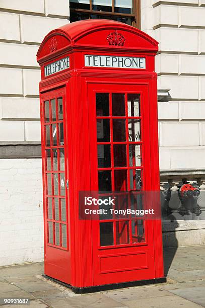 Foto de Caixa De Telefone Vermelho Em Londres e mais fotos de stock de Cabina telefónica vermelha - Cabina telefónica vermelha, Cabine de telefone público - Telefone público, Capitais internacionais