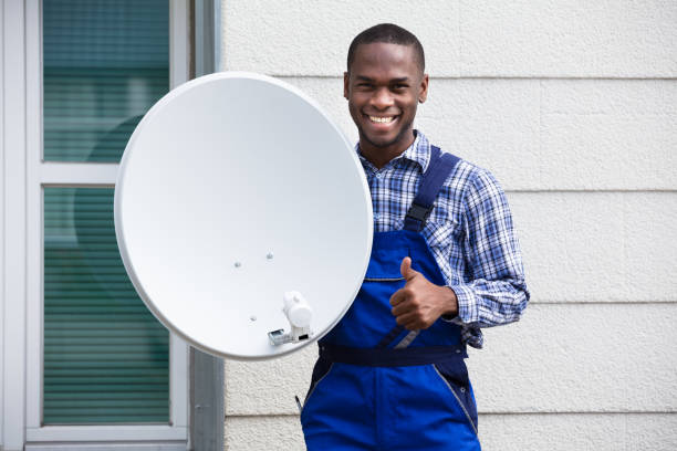 technicien de mâle heureux avec antenne tv satellite - thumbs up repairman human thumb electrician photos et images de collection