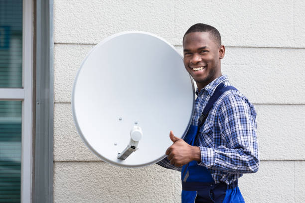 technicien de mâle heureux avec antenne tv satellite - thumbs up repairman human thumb electrician photos et images de collection