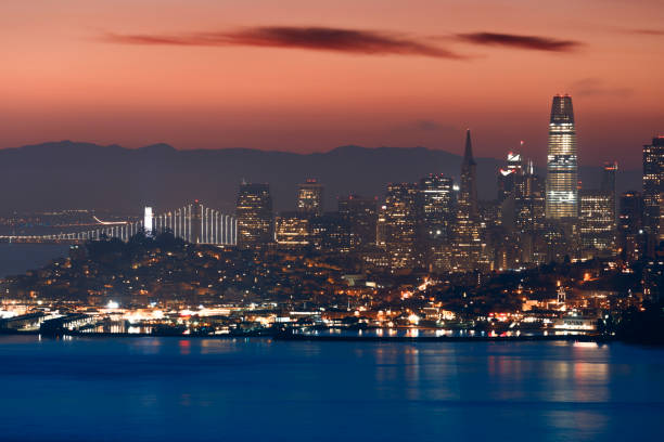 skyline di san francisco all'alba - bay bridge car traffic transportation foto e immagini stock