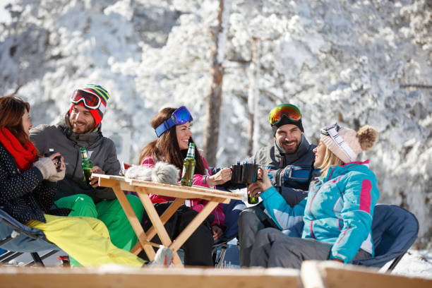 istock Skiers group having fun and drinking together 909318448