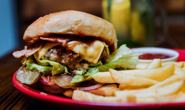 istock Big cheeseburger and chips on a plate. 909323798