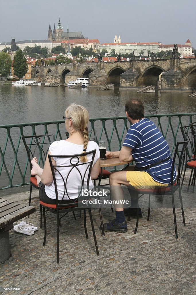 Persone che godono di Praga - Foto stock royalty-free di Praga