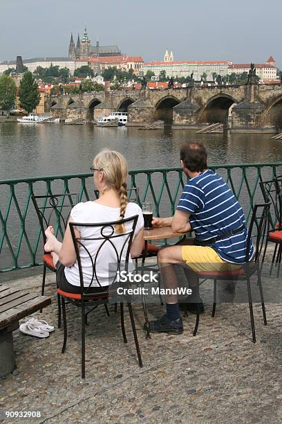 Persone Che Godono Di Praga - Fotografie stock e altre immagini di Praga - Praga, Abbigliamento, Abbigliamento casual