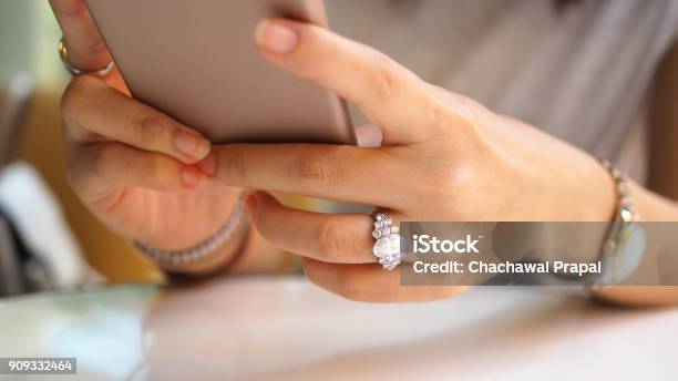 Primo Piano Delle Mani Delle Donne Usando Uno Smartphone - Fotografie stock e altre immagini di Diamante