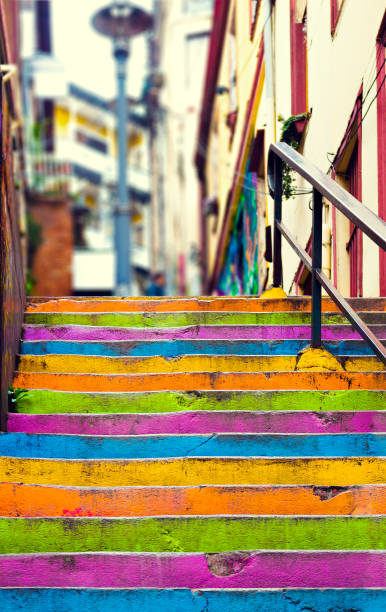 nahaufnahme von bunten treppe - valparaiso stock-fotos und bilder