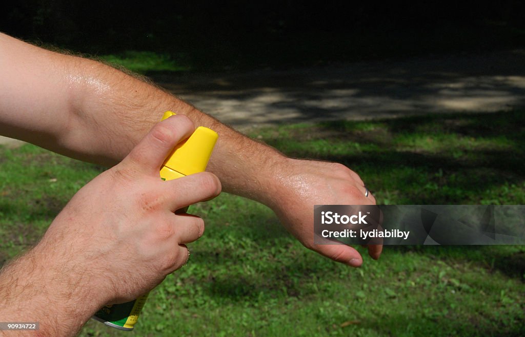 Auftragen Käfer Spray im Freien - Lizenzfrei Insektenspray Stock-Foto