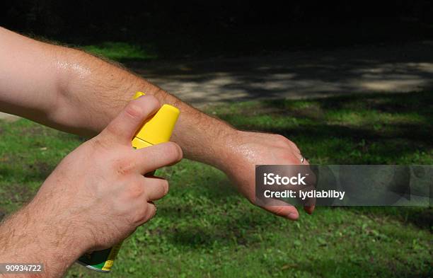 Auftragen Käfer Spray Im Freien Stockfoto und mehr Bilder von Insektenspray - Insektenspray, Sprühen, Auftragen