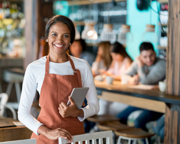 счастливая официантка, работающая в ресторане - owner small business restaurant african ethnicity стоковые фото и изображения