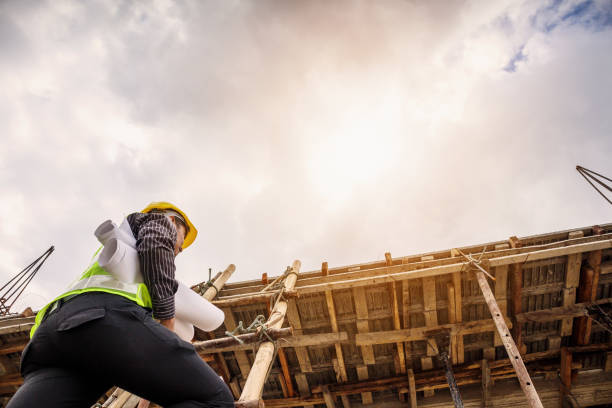 trabajador profesional ingeniero en la casa de construcción obra - construction worker architect construction manual worker fotografías e imágenes de stock