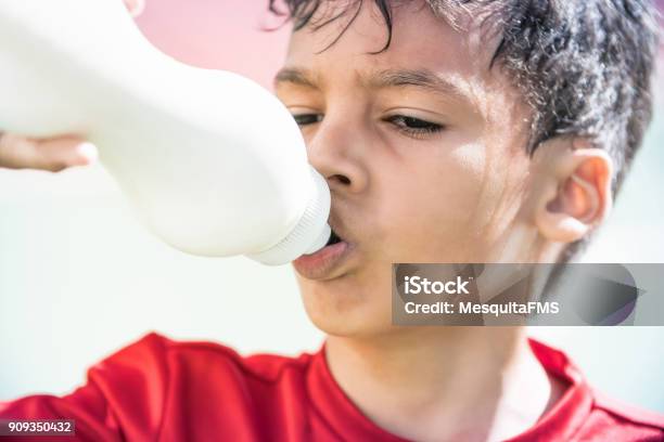 Photo libre de droit de Athlète De Lenfant banque d'images et plus d'images libres de droit de Sueur - Sueur, Enfant, Eau potable