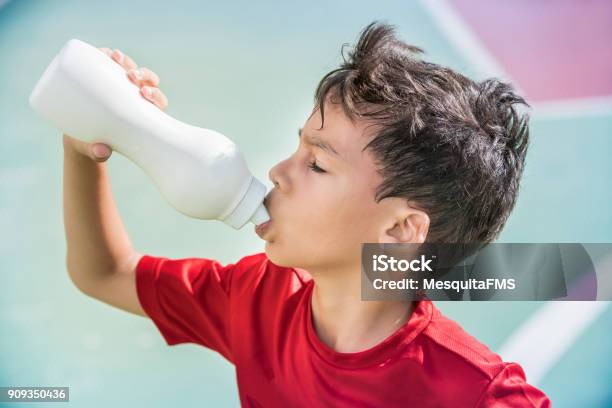 Atleta De Niño Foto de stock y más banco de imágenes de Niño - Niño, Beber, Agua