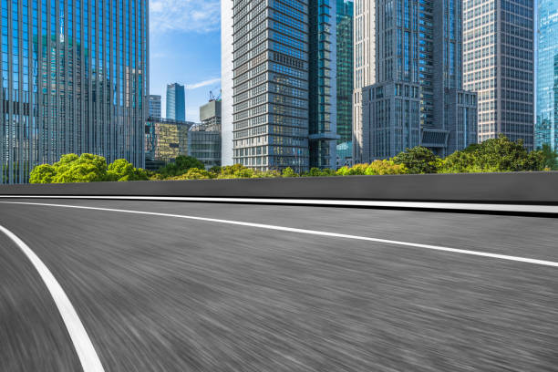 istock Clean asphalt road with city skyline background 909353348