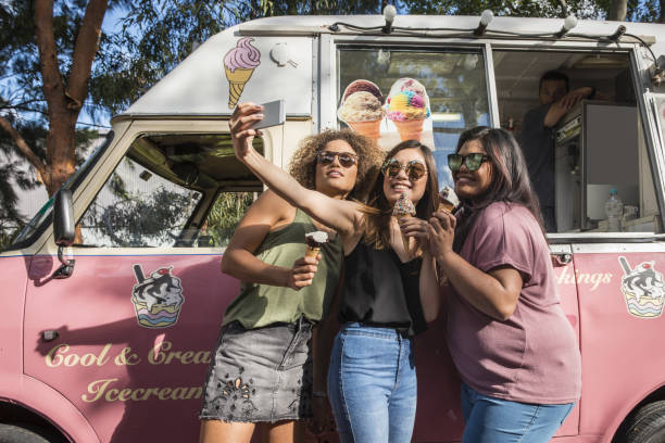 trois filles avec glaces prennent selfies à la crème glacée van, australie - camionnette de vendeur de glaces photos et images de collection