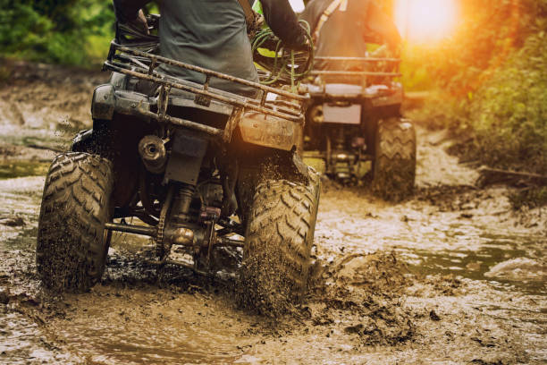 uomo in sella a veicolo atv su pista fuoristrada, persone attività sportive all'aperto tema - mud foto e immagini stock