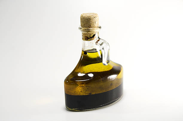 vinagre balsámico - vinegar salad dressing balsamic vinegar olive oil fotografías e imágenes de stock