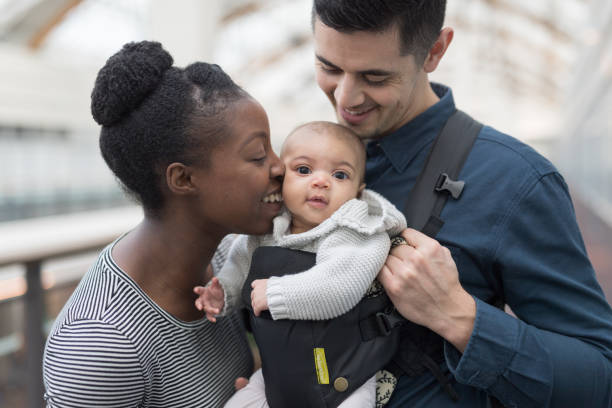 쇼핑몰에서 자신의 아기와 함께 열혈 부모 - couple horizontal mixed race person african ethnicity 뉴스 사진 이미지