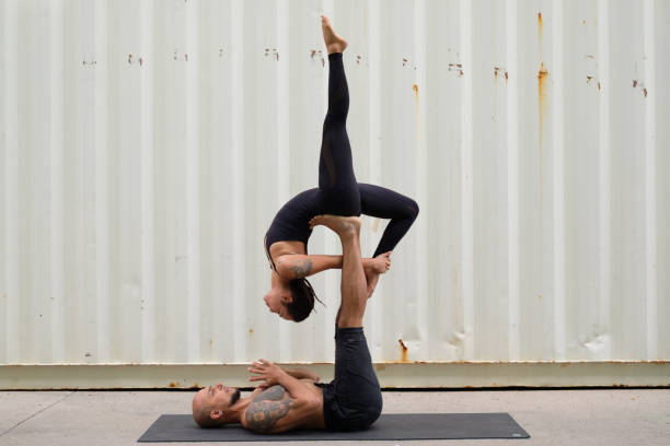 couple pratiquant acroyoga - acrobatic activity photos et images de collection