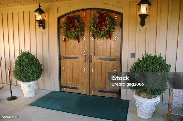 Natal Porta De Entrada - Fotografias de stock e mais imagens de Capacho - Capacho, Decoração de Natal, Entrada de Edifício