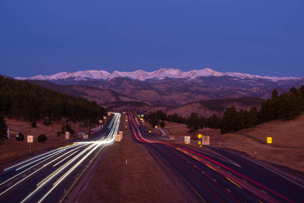 i-70 oeste, colorado - precordillera fotografías e imágenes de stock