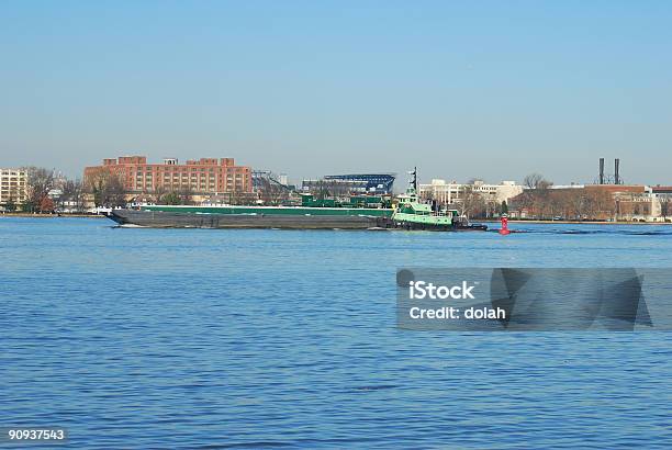 Tug Schieben Lastkahn Stockfoto und mehr Bilder von Außenaufnahme von Gebäuden - Außenaufnahme von Gebäuden, Bauwerk, Behälter