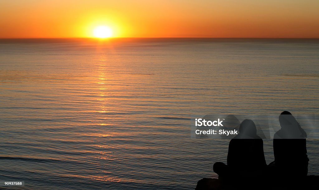 Niñas disfrutar de la puesta del sol - Foto de stock de Adulto libre de derechos