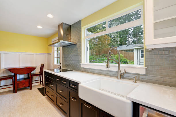 istock Newly remodeled kitchen ftted with chocolate brown cabinets 909377902