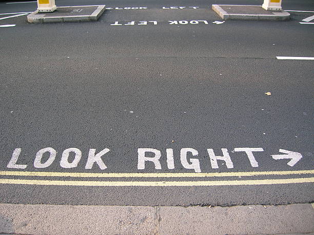 olhe à direita. - pedestrian accident england street - fotografias e filmes do acervo