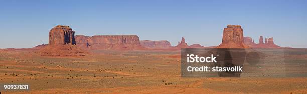 Monument Valley Panorama Mit 5 Tafelberge Stockfoto und mehr Bilder von Amerikanische Kontinente und Regionen - Amerikanische Kontinente und Regionen, Blau, Dornbusch