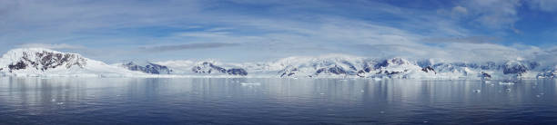 baia d'oro dell'antartide montagne innevate - uncultivated snow ice antarctica foto e immagini stock