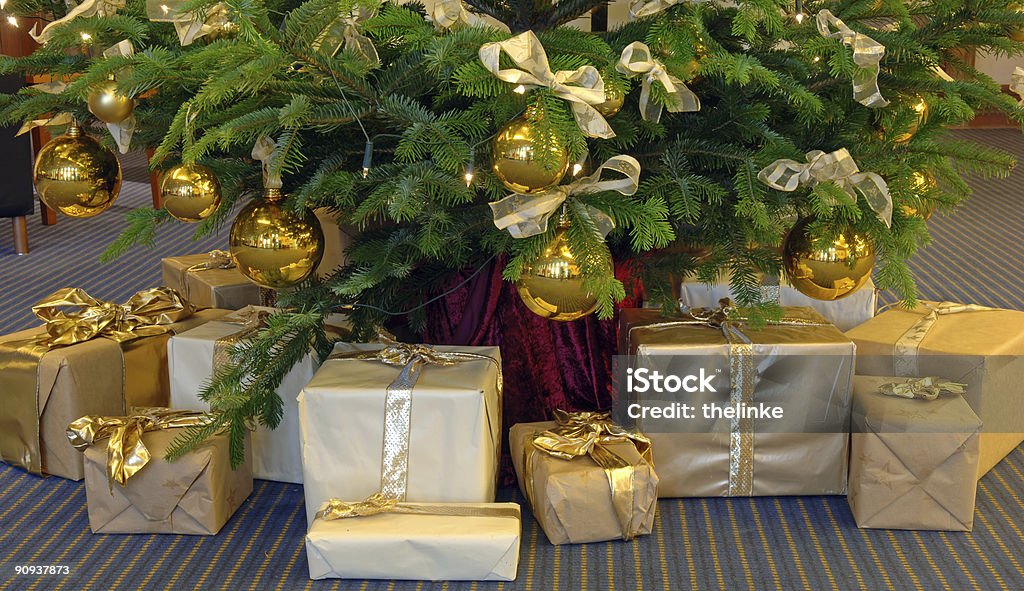 Árbol de Navidad con regalos - Foto de stock de Adorno de navidad libre de derechos
