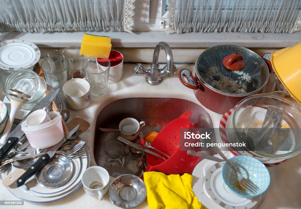 Spüle voller schmutziges Geschirr - Lizenzfrei Schmutzig Stock-Foto