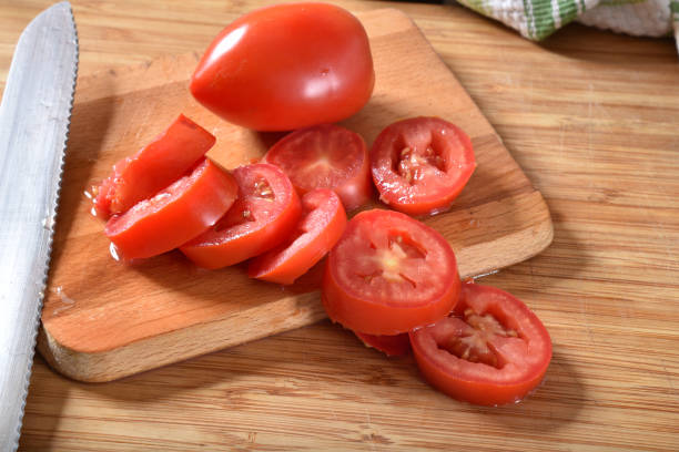 pokrojone pomidory romańskie - plum tomato obrazy zdjęcia i obrazy z banku zdjęć