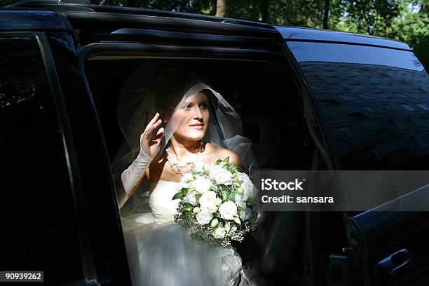 Die Schöne Braut Stockfoto und mehr Bilder von Abendkleid - Abendkleid, Attraktive Frau, Auto