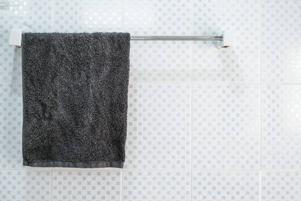 화장실에서 흰 벽에 방책에 매달려 한 수건 - towel hanging bathroom railing 뉴스 사진 이미지