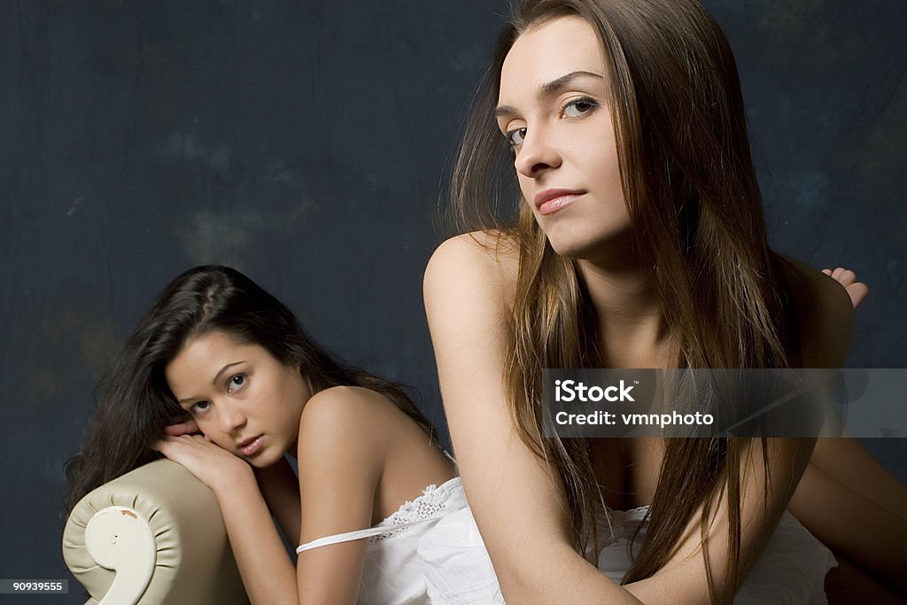 Scena con brunettes vittoriano - Foto stock royalty-free di 20-24 anni
