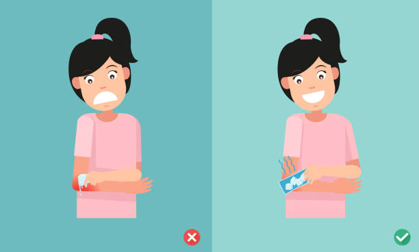 illustrations, cliparts, dessins animés et icônes de secourisme de droite et mal façons d’utiliser des compresses froides pour blessure, illustration vectorielle - ice women ice pack physical injury