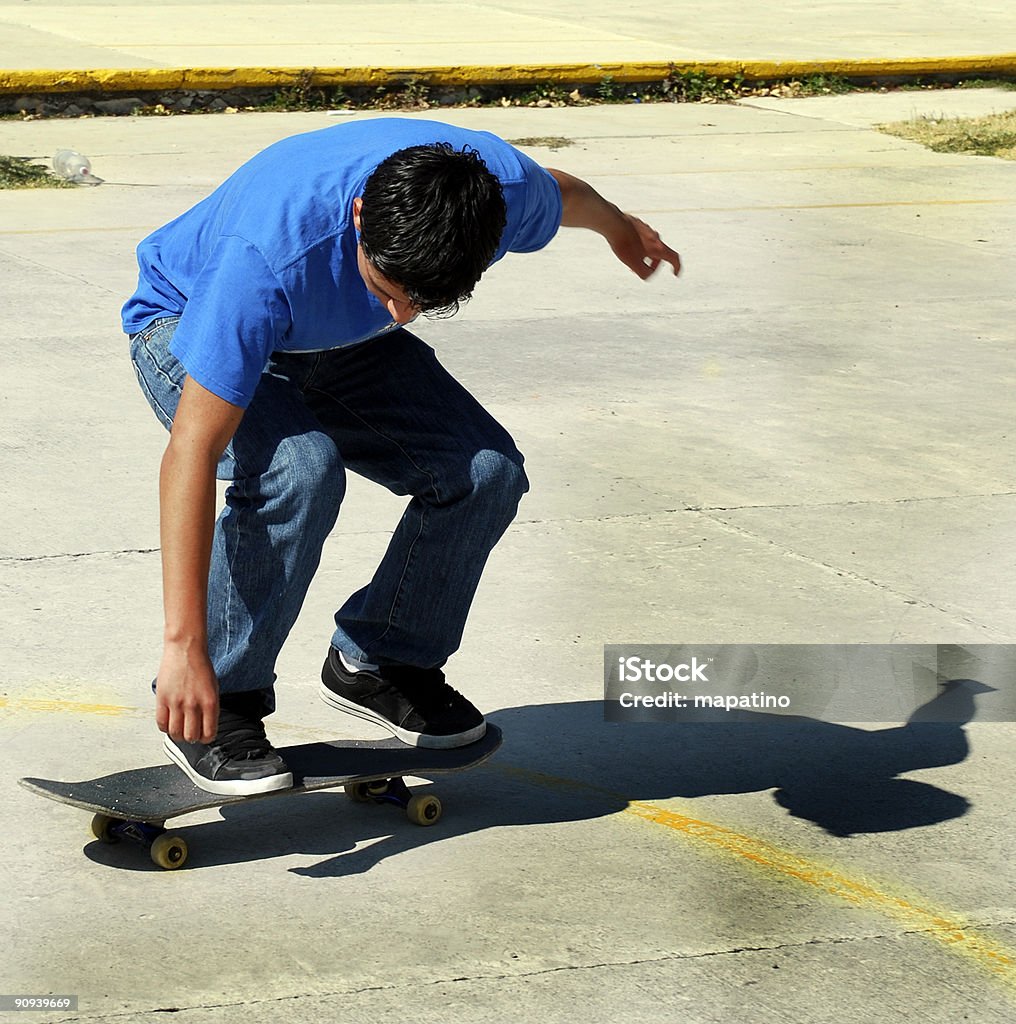 Faire du skate-board - Photo de Adolescence libre de droits