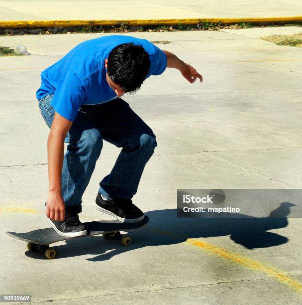 Photo libre de droit de Faire Du Skateboard banque d'images et plus d'images libres de droit de Adolescence - Adolescence, Adolescent, Culture des jeunes