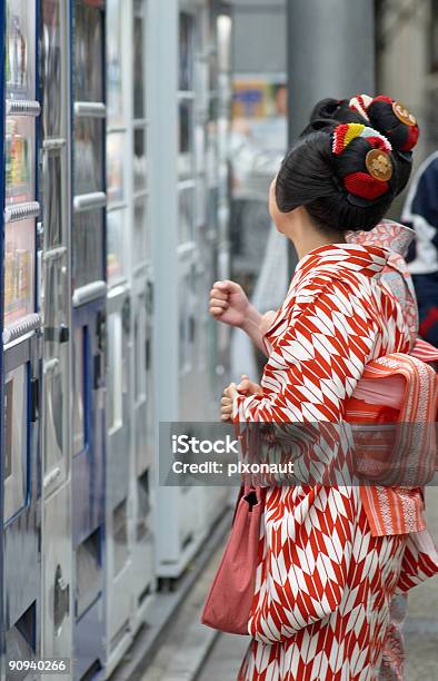 Geishas En Kyoto Foto de stock y más banco de imágenes de Máquina expendedora - Máquina expendedora, Japón, Adulto