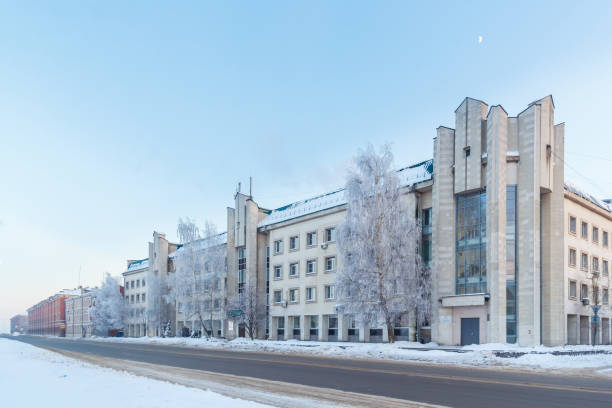 istock Building, road in Nizhny Novgorod 909403082