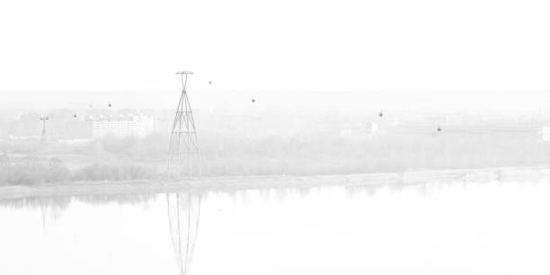 niebla vista del teleférico de nizhny novgorod, rusia - overhead cable car summer ski lift scenics fotografías e imágenes de stock