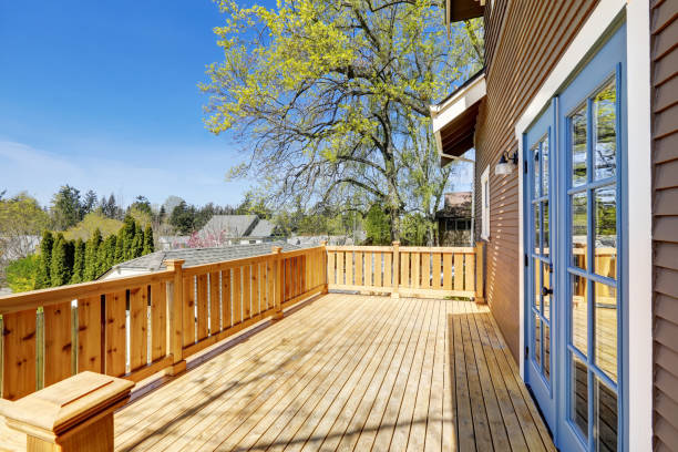 istock Stately Craftsman home with walkout deck. 909404058