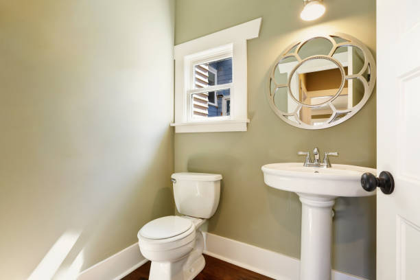 зеленый свет заполнил половину ванны с пьедесталом умывальник - sink bathroom pedestal tile стоковые фото и изображения